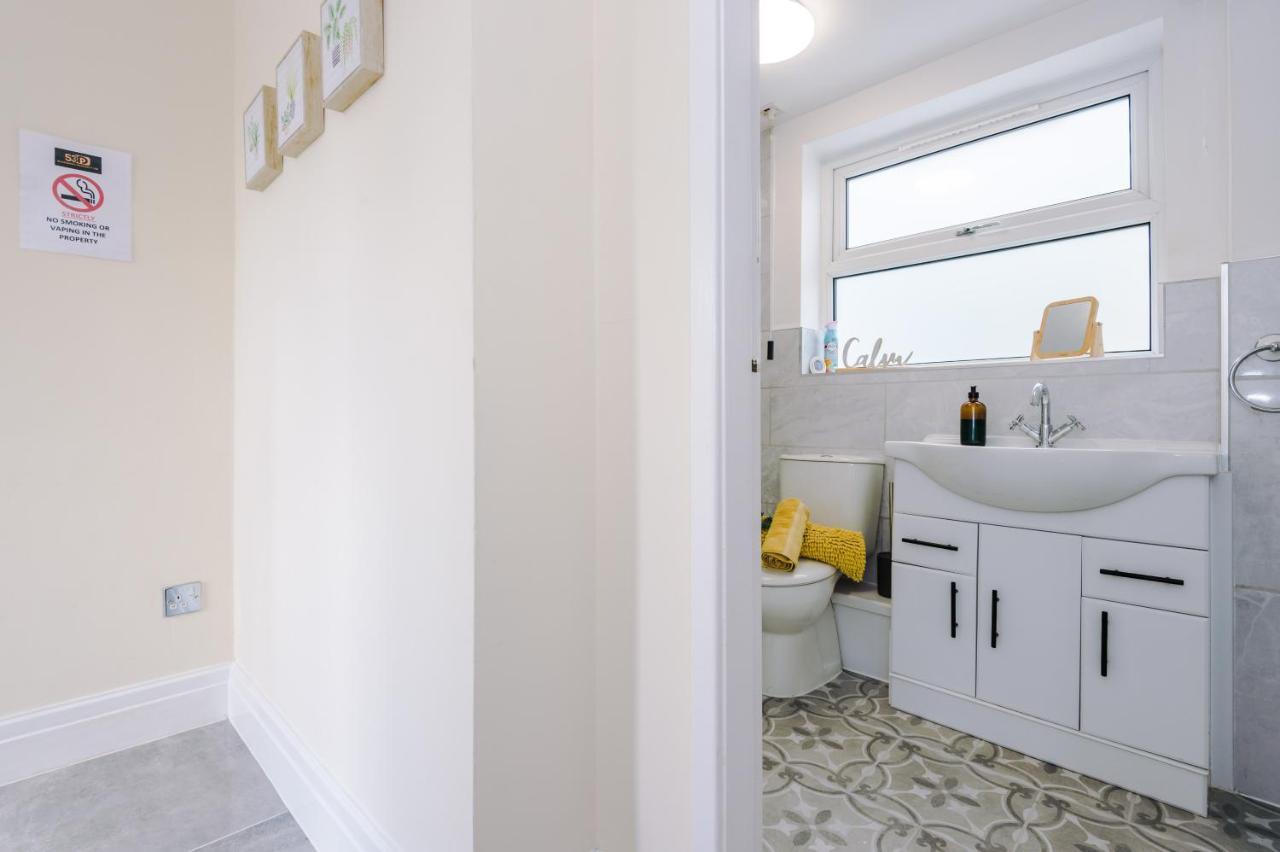 Charming 3-Bed Cottage In Chester, Ideal For Families & Workers, Free Parking - Sleeps 7 Exterior foto