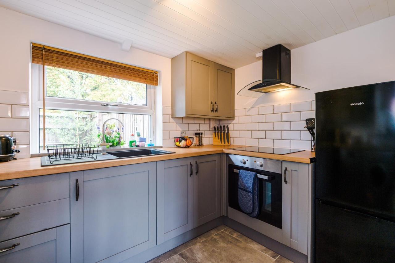 Charming 3-Bed Cottage In Chester, Ideal For Families & Workers, Free Parking - Sleeps 7 Exterior foto